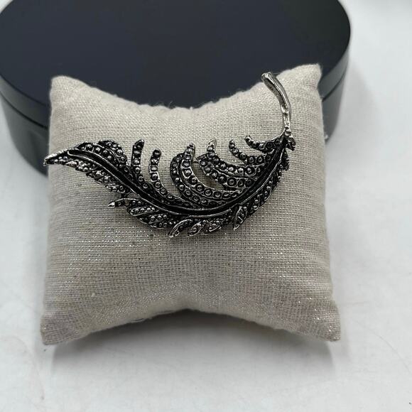 Vintage Silver Tone Dotted Feather  Brooch unsigned - Picture 1 of 11